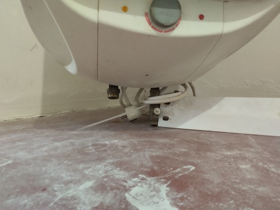 Бойлер для нагрева воды 60 литров.