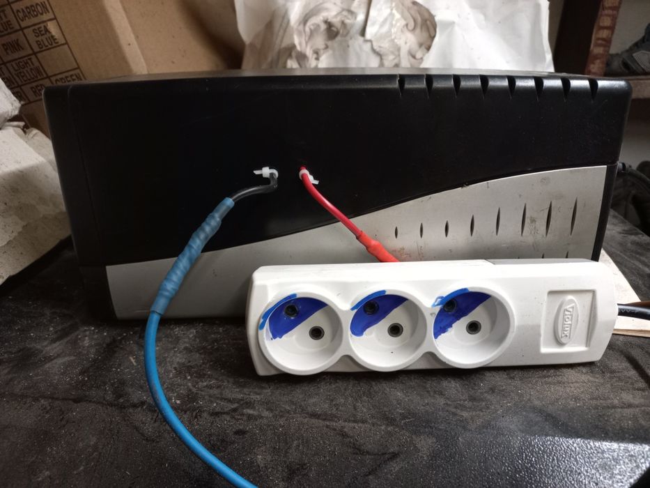 UPS джерело безперебійного живлення