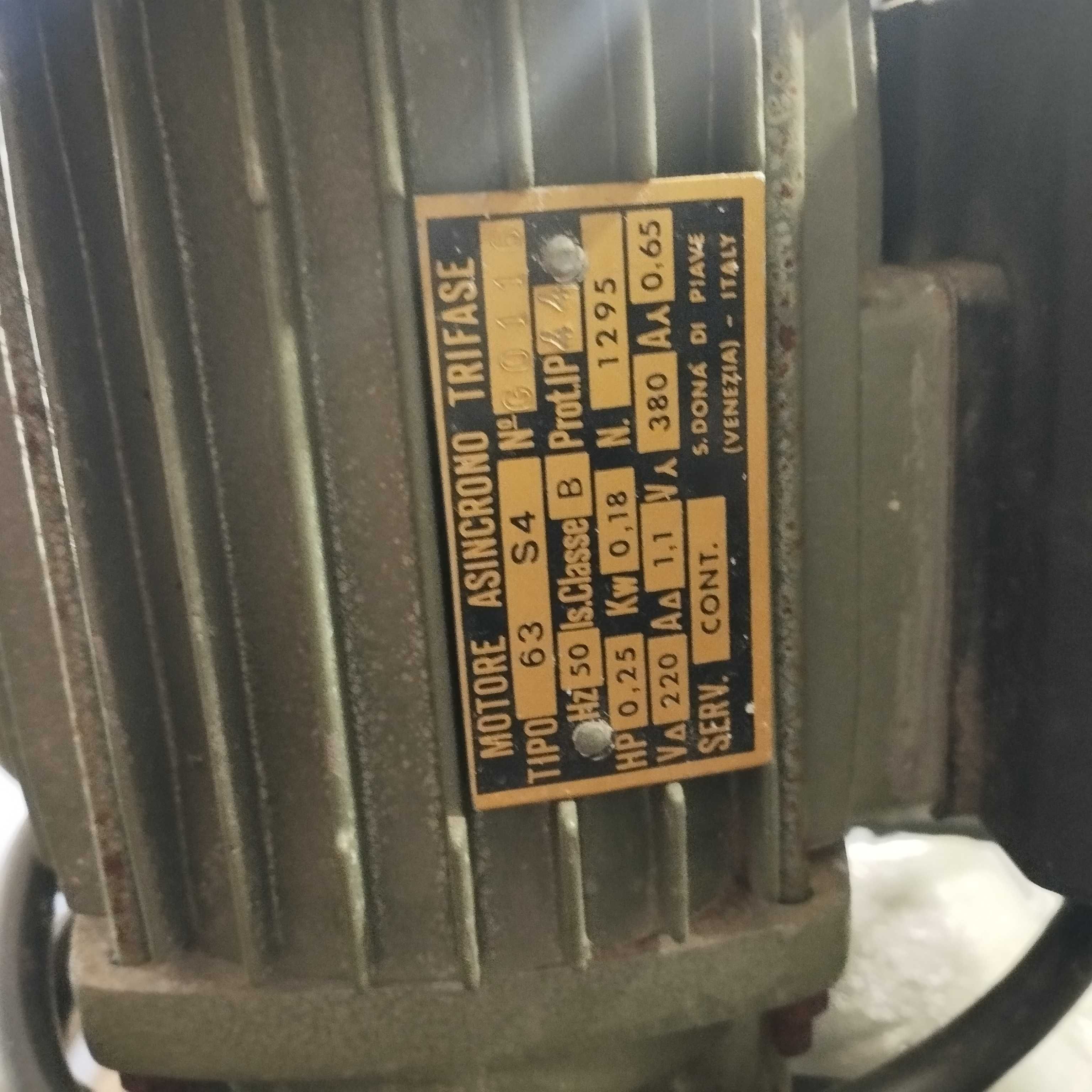 Posów do frezarki. Dwurolkowy, 380 volt. Posów stolarski.