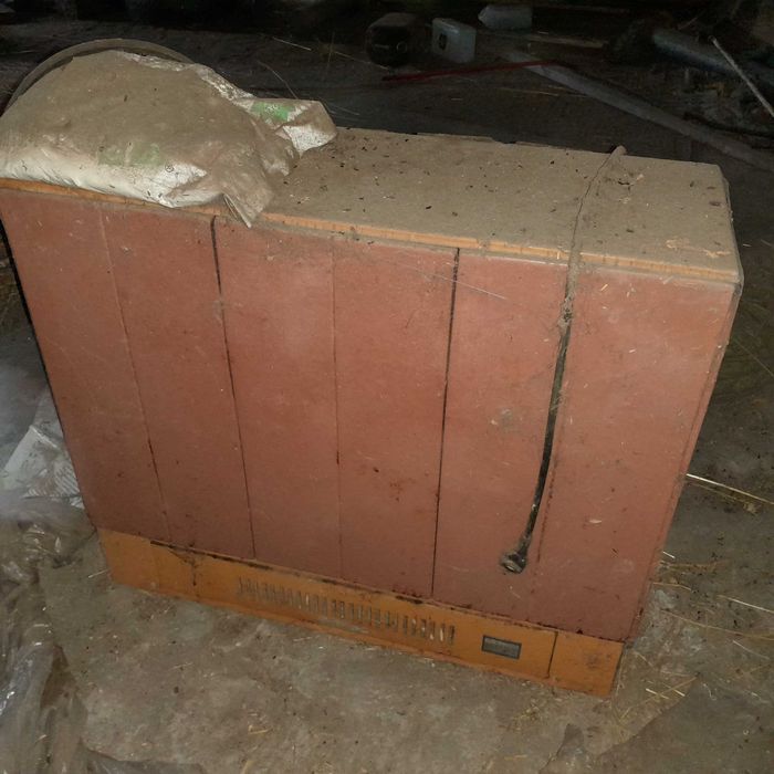 Stary piec elektryczny  szamotowy skansen