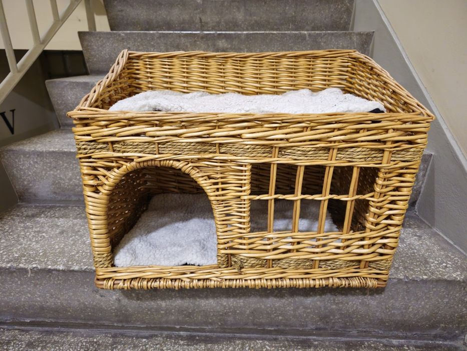 Wiklinowy domek dla kota małego psa