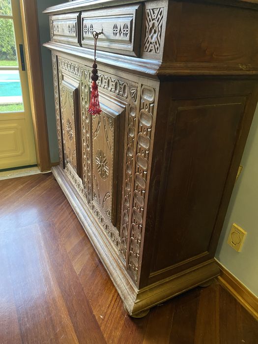 Movel em madeira maciça trabalhada