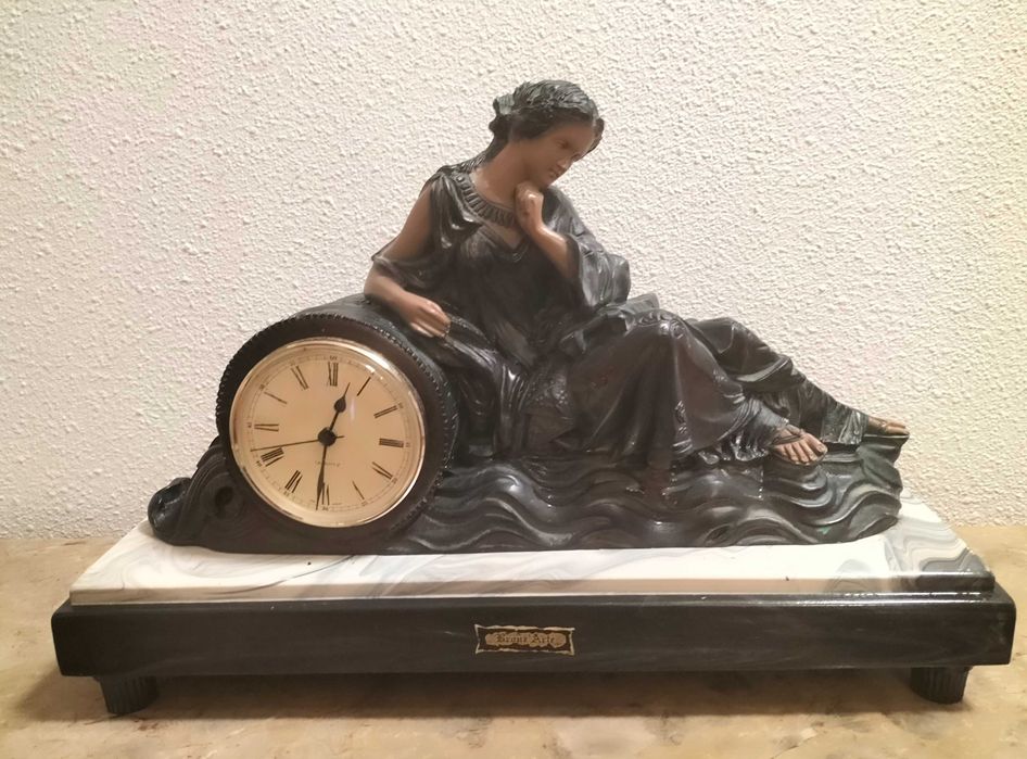 Peça decorativa com relógio