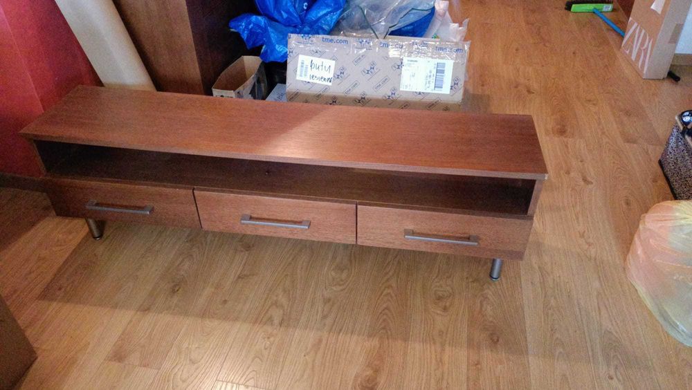 Półka pod telewizor