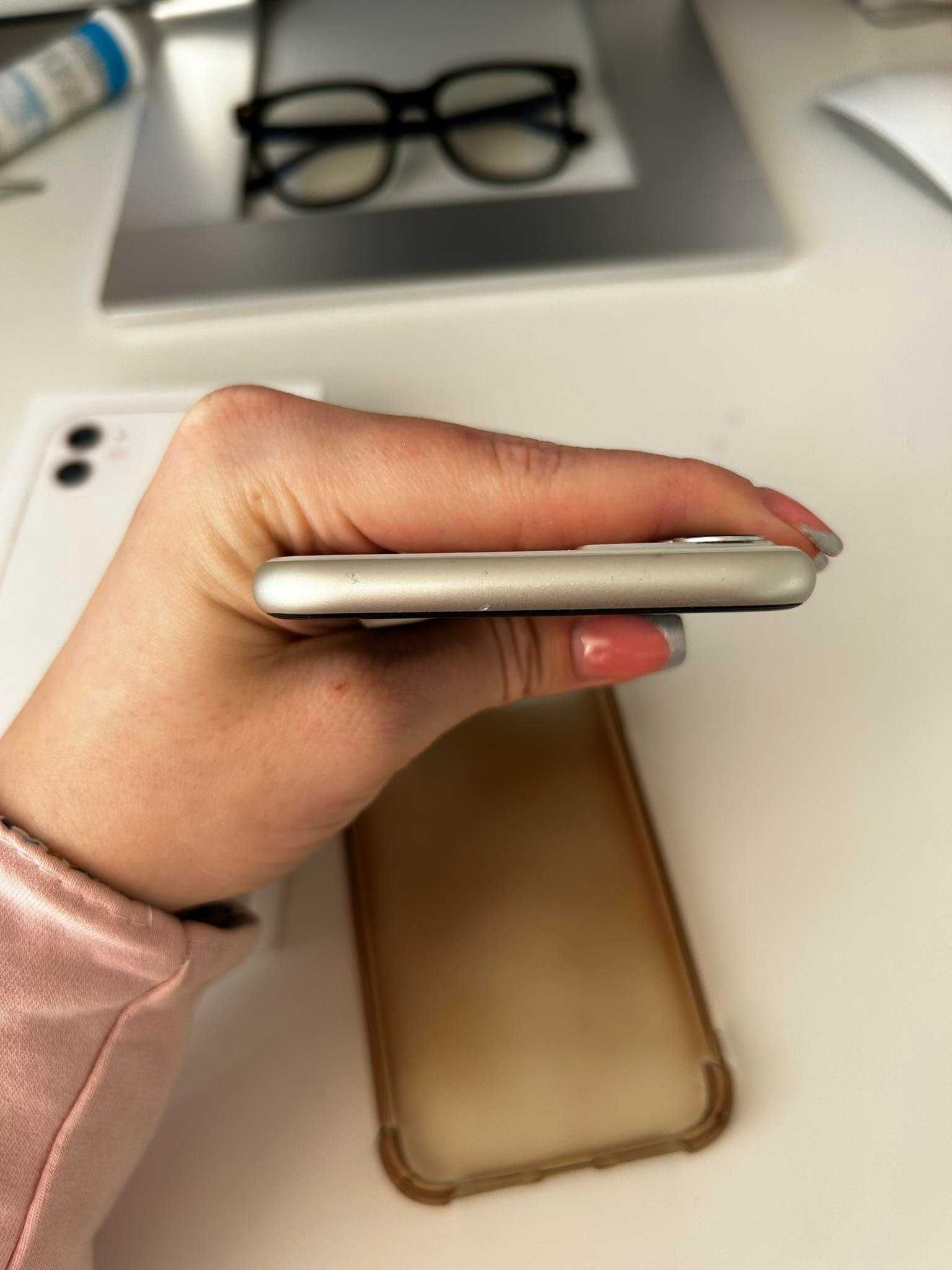 IPhone 11 (biały) w dobrym stanie (2x  etui + kabel gratis)