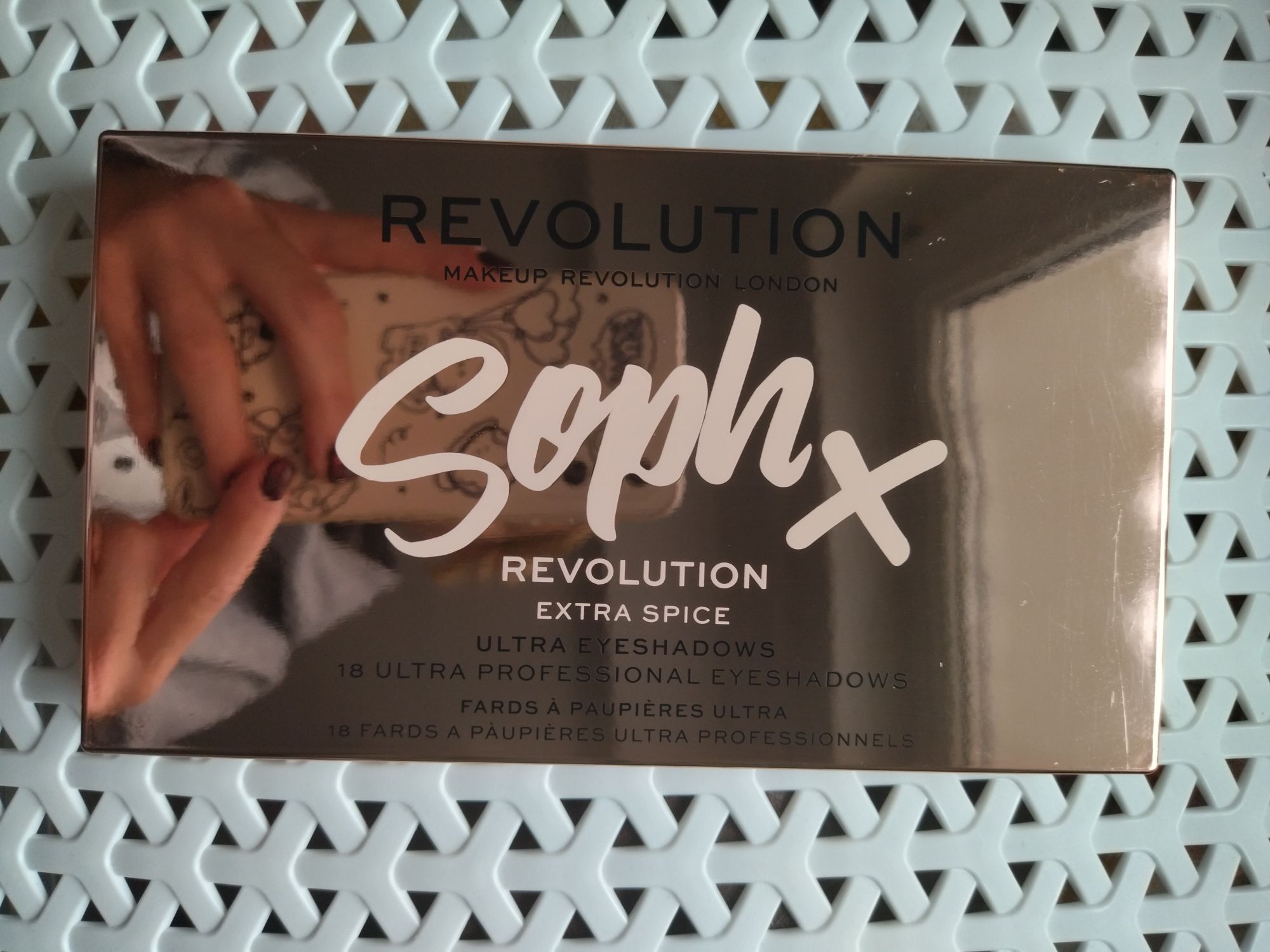 Paleta cieni Revolution SophX + gratis Gigi Hadid