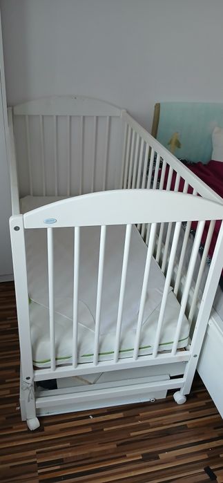 Drewniane łóżeczko z porządnym materacem i ochroniaczami