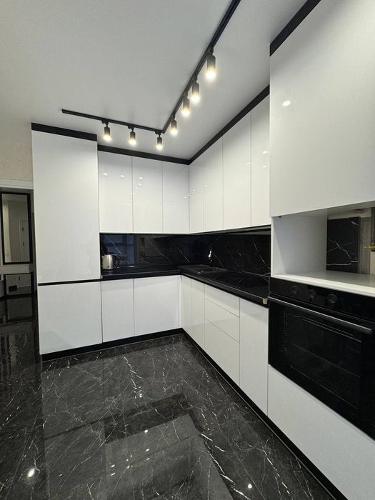 Здається   2к ЖК Віницький
Площа 67кв м
Поверх 9/9 ще є тех поверх
Дор