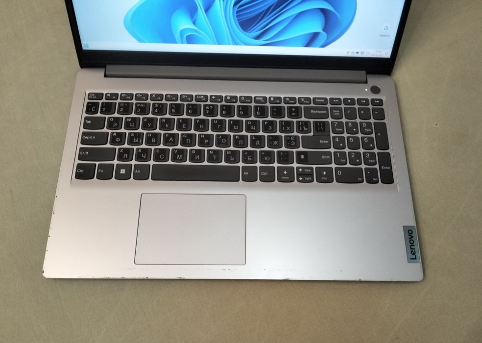 Lenovo _15.6 Full HD/ intel n4020/ram 8/SSD 256/новая батарея 10 часов