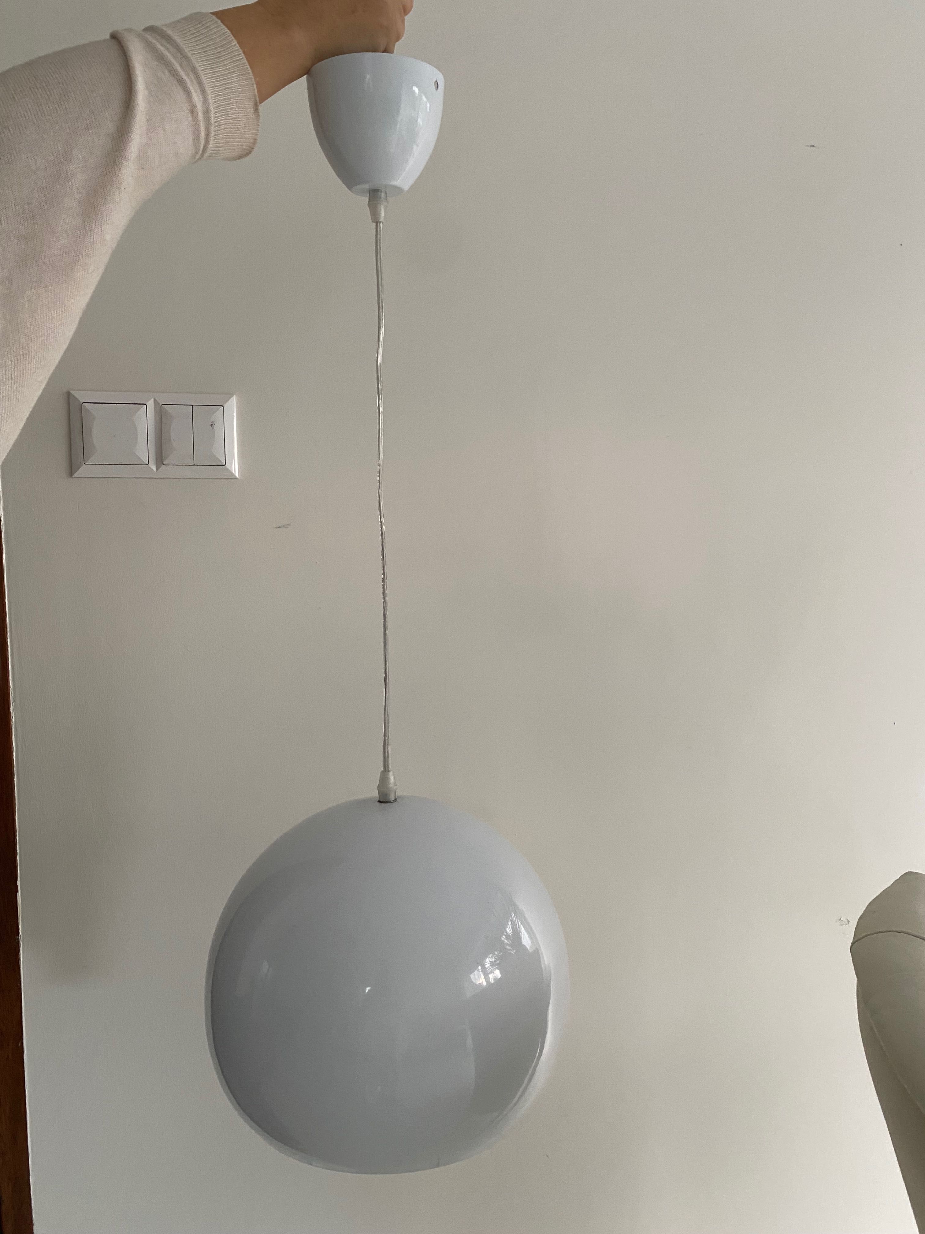 Lampa sufitowa w kolorze białym