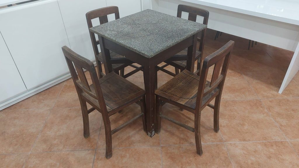 Conjunto Mesa e 4 Cadeiras de Tasca/Taberna