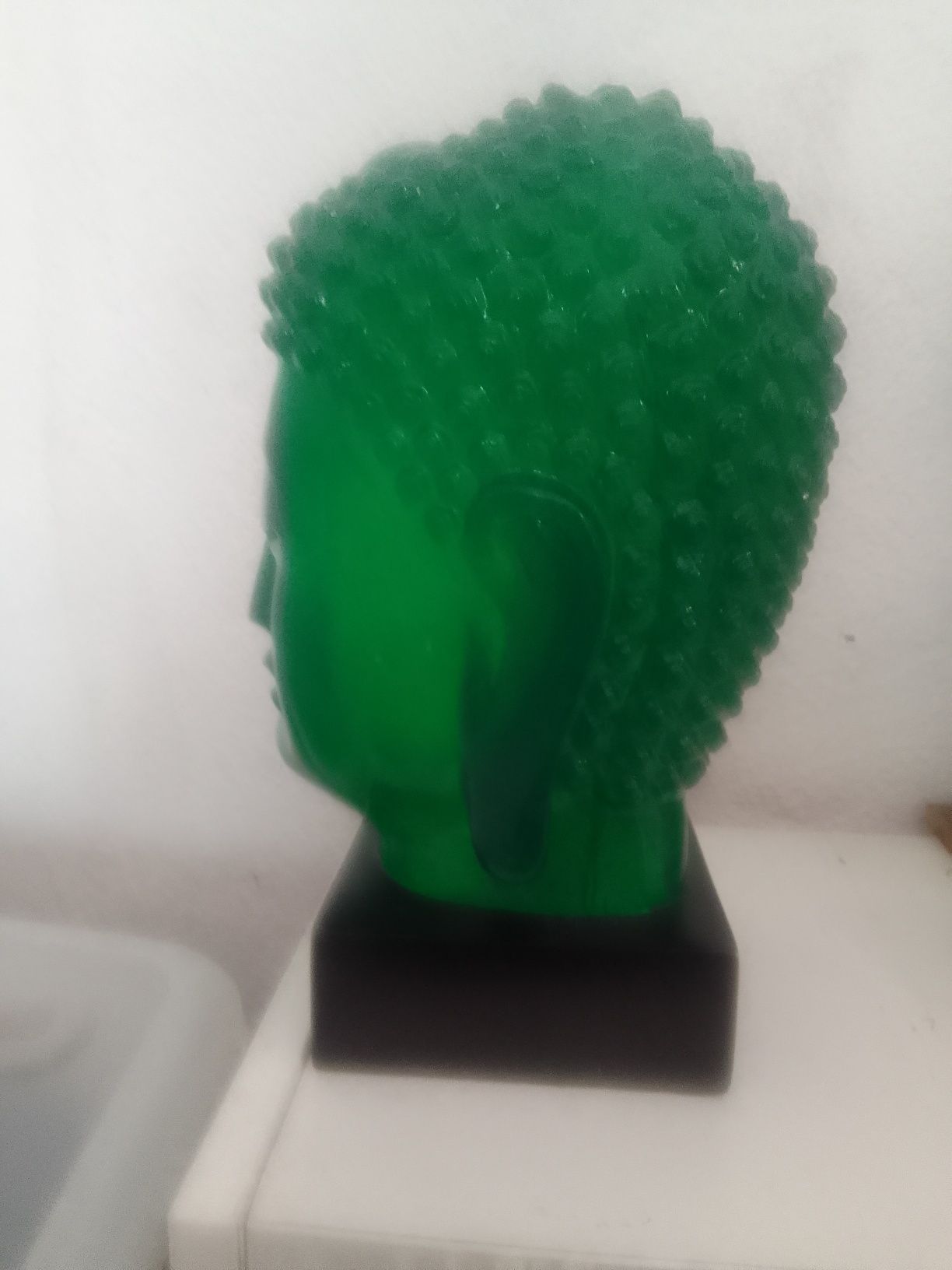 Estatueta oriental em resina verde