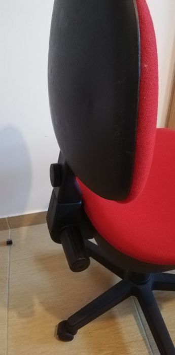 Cadeira giratória em vermelho (4 disponíveis)