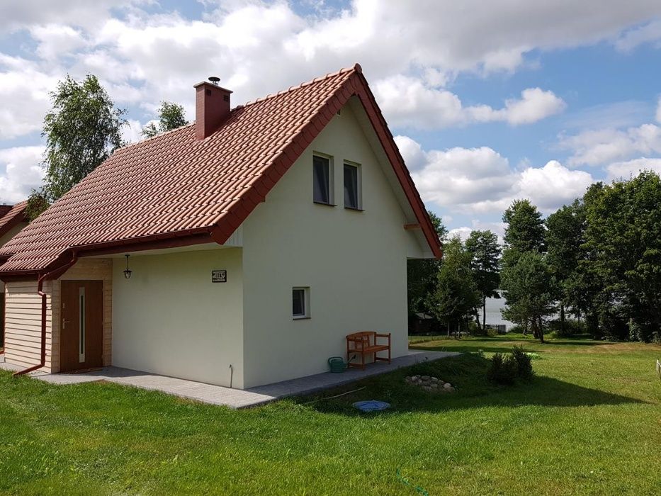 Domek letniskowy nad jeziorem Dadaj, linia brzegowa, pomost, łódki