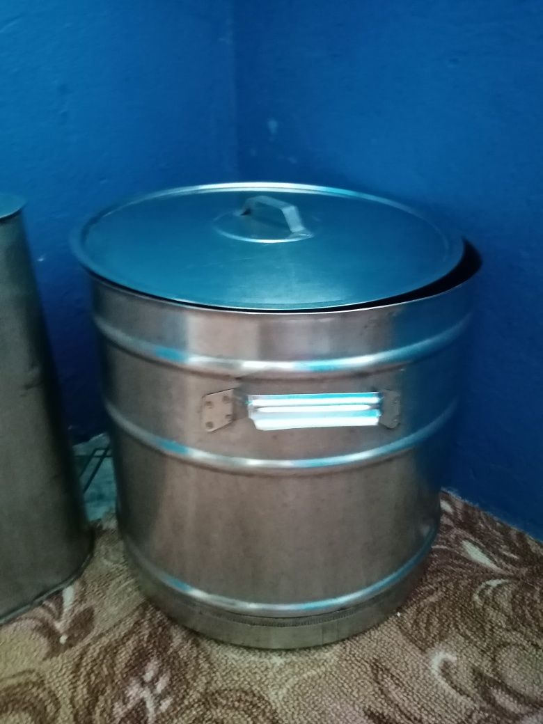 Продам нержавеющие кастрюля и канистра.