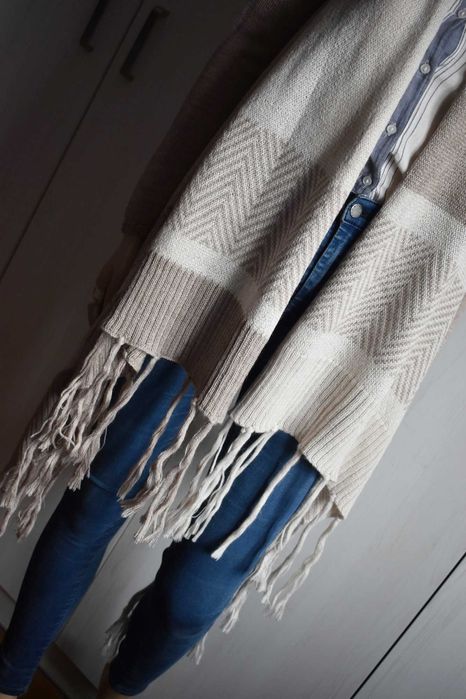 Sweter wełniany kardigan S 36 frędzle niezapinana narzutka Kapalua
