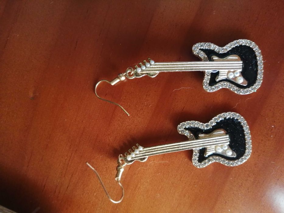 Brincos em forma de guitarra