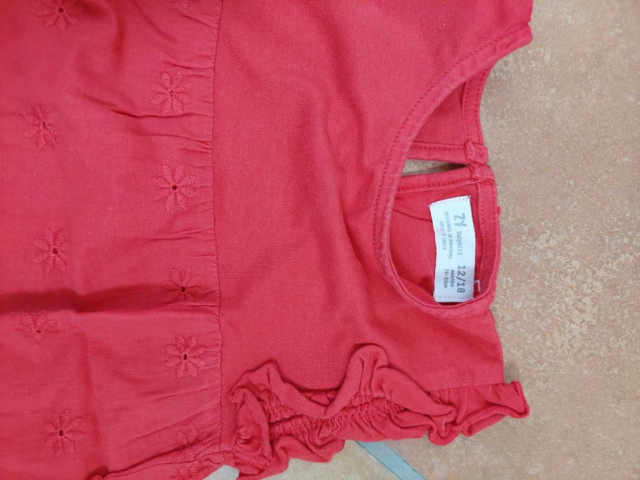 Várias peças de roupa de menina entre os 12 e os 36meses