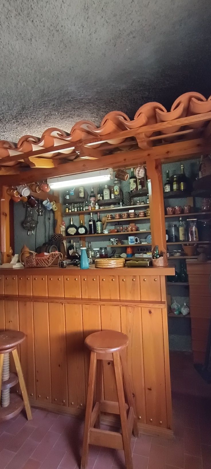 Bar de sala em madeira e telha