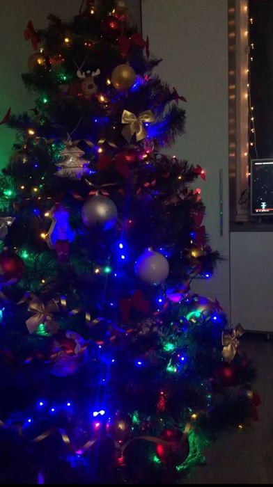 Искусственная ёлка красивая