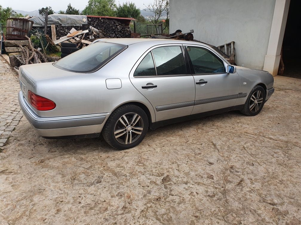 Mercedes E300td às peças