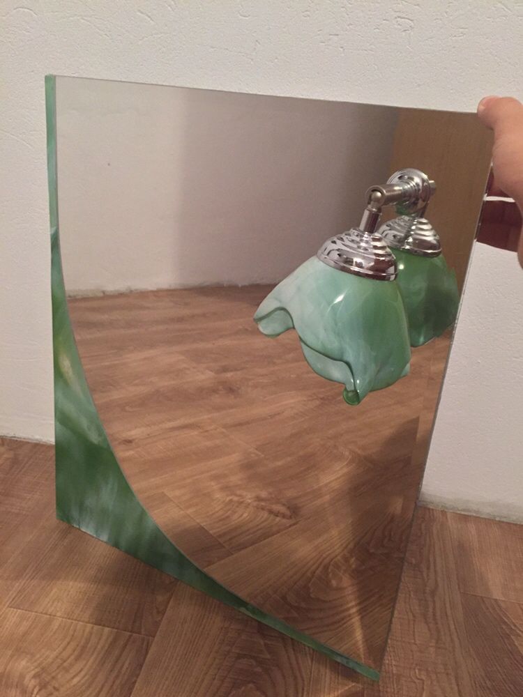 Ozdobne lustro z lampą w kształcie kwiatu
