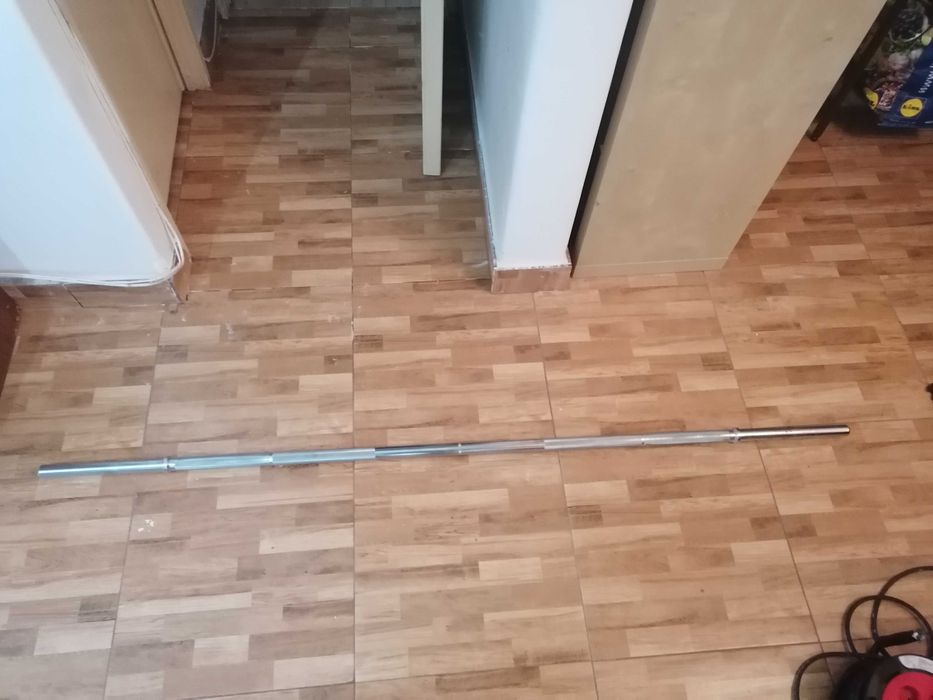 Banco e barra de musculação