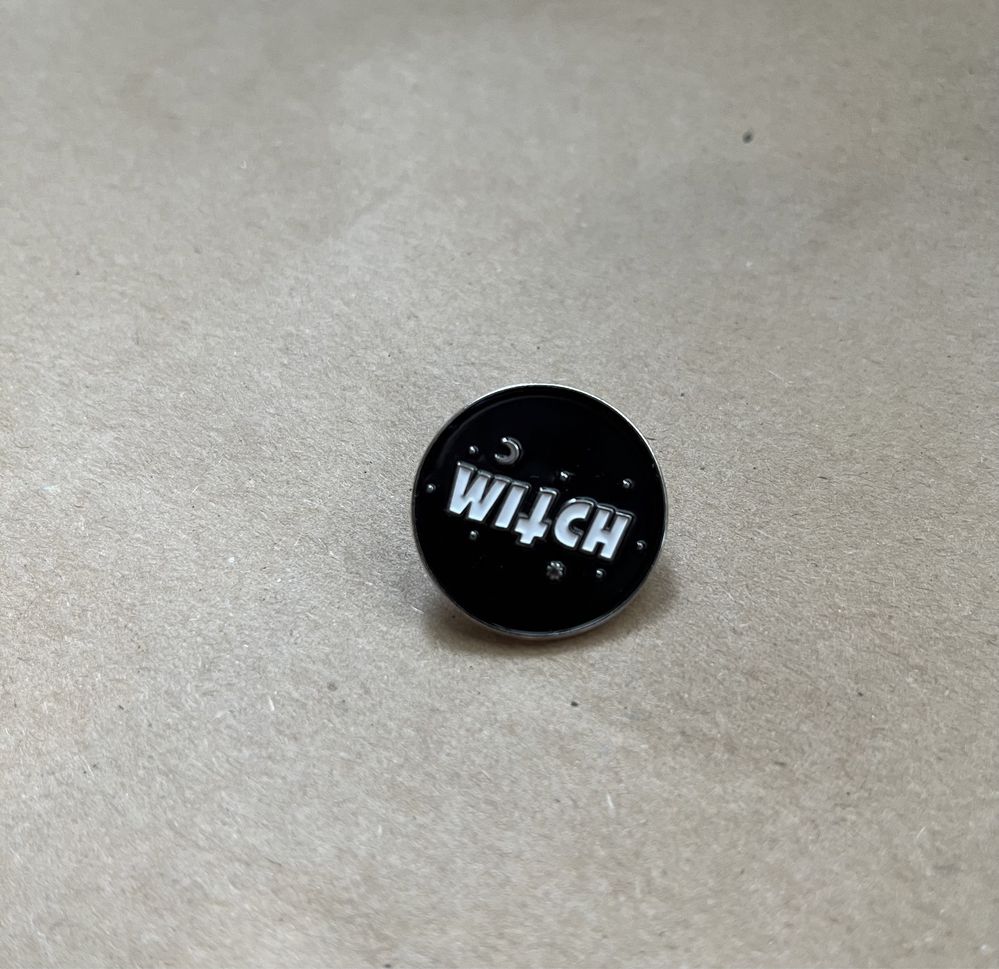 Metalowa przypinka witch pins z księżycem