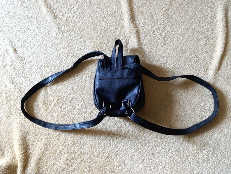 Czarny plecak plecaczek