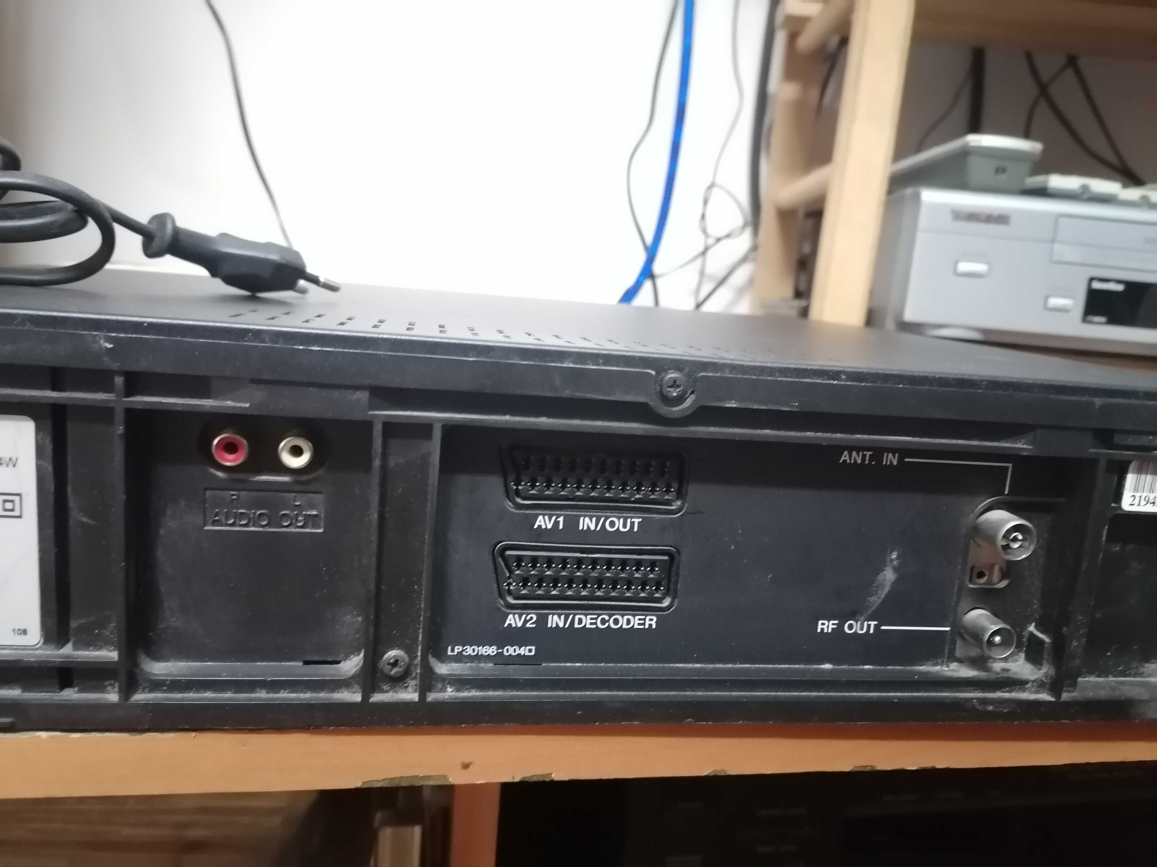 Magnetowid VHS JVC HR-J648 hifi stereo pilot