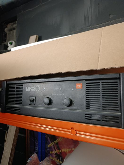 Amplificador JBL e crown
