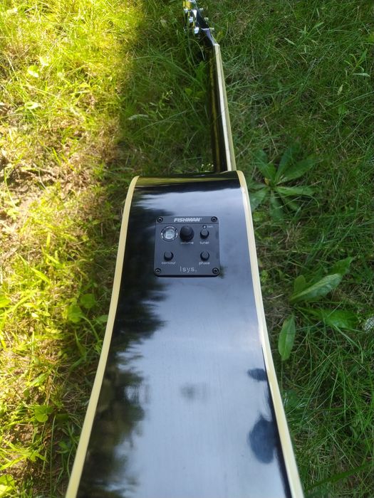 Czarna gitara elektroakustyczna