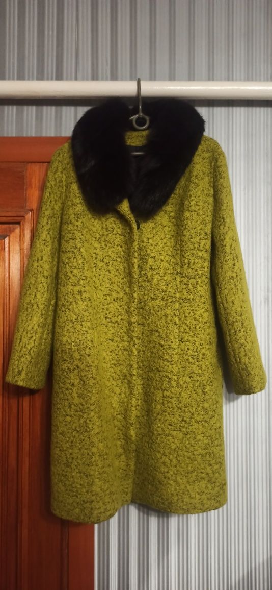 Пальто жіноче, оливкового кольору, зимове.