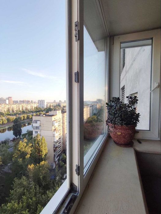 2-к. Русанівка, вул. Ентузіастів з видом на канал