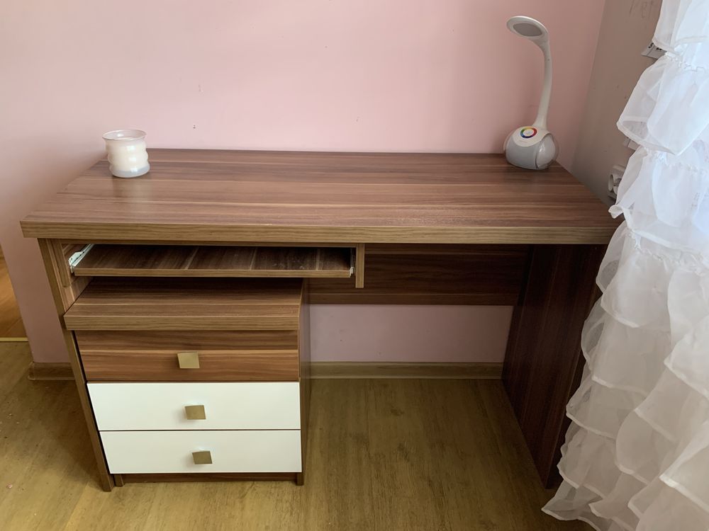 biurko z półkai i Lóżko o wymiarach (206x95x83cm) z materacem i deką