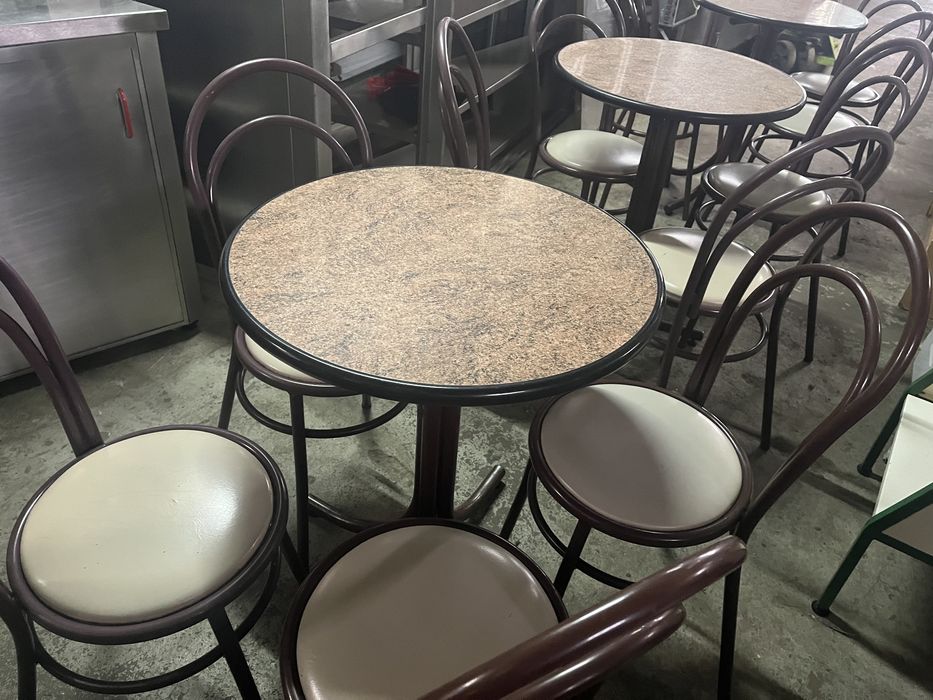 Cadeiras e mesas conjunto de 4 mesas com 16 cadeiras