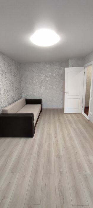 Поклейка обоев, укладка ламината.