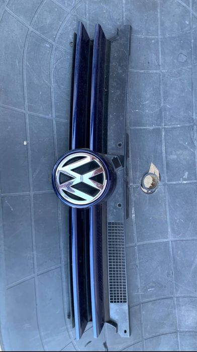 Решітка радіатора Volkswagen Golf 4 /Bora (оригінал, Іспанія)