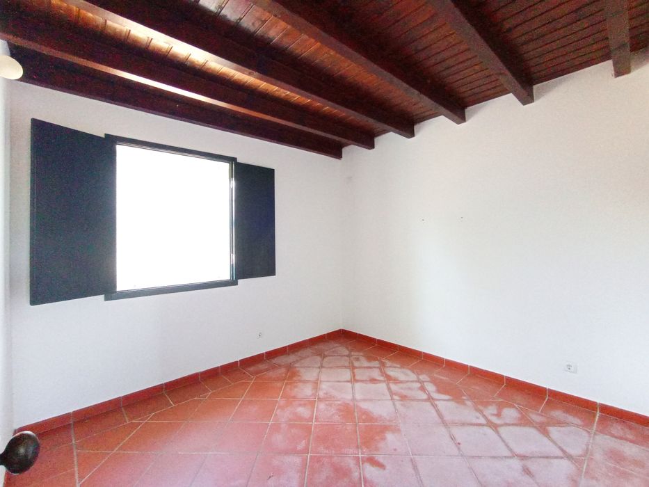 Arrendamento T2+1 garagem e espaço exterior