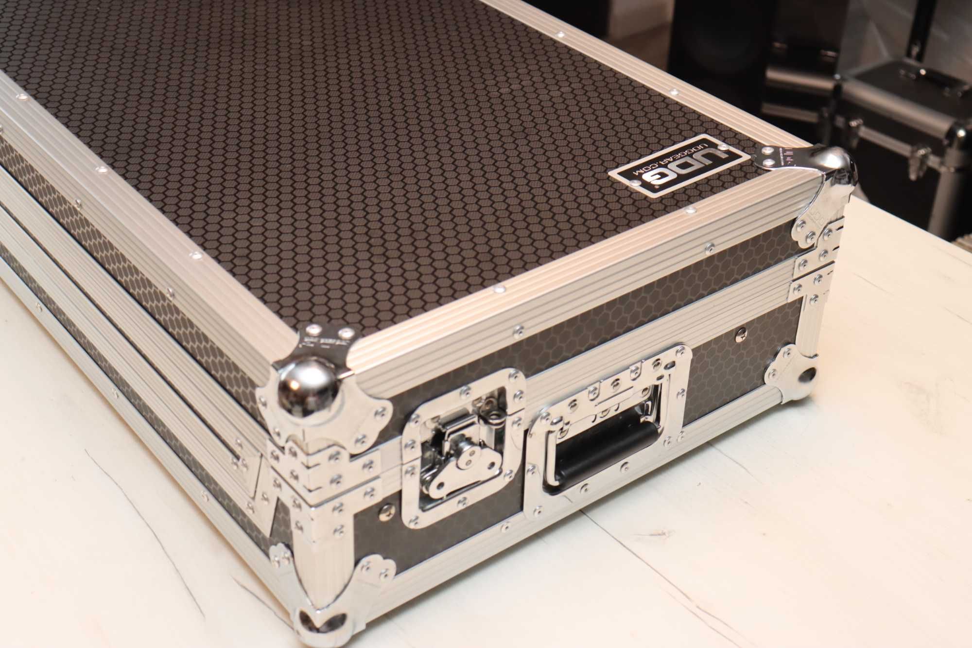 Case na rolkach UDG Pioneer XDJ RX2 / FLX10
