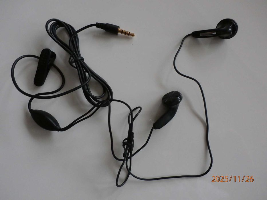 Słuchawki przewodowe, douszne vintage czarne.