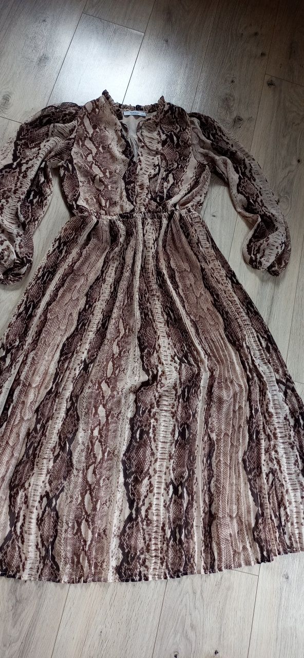 Sukienka plisowana szyfonowa Reserved 34