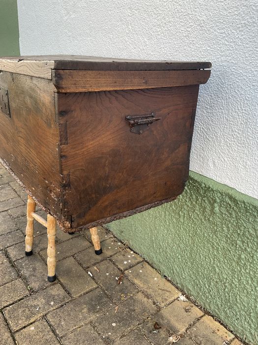 Baú muito antigo em madeira de castanho