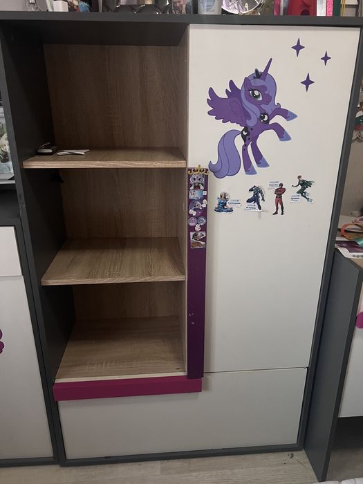 Комплект меблів у дитячу шафа комод стіл