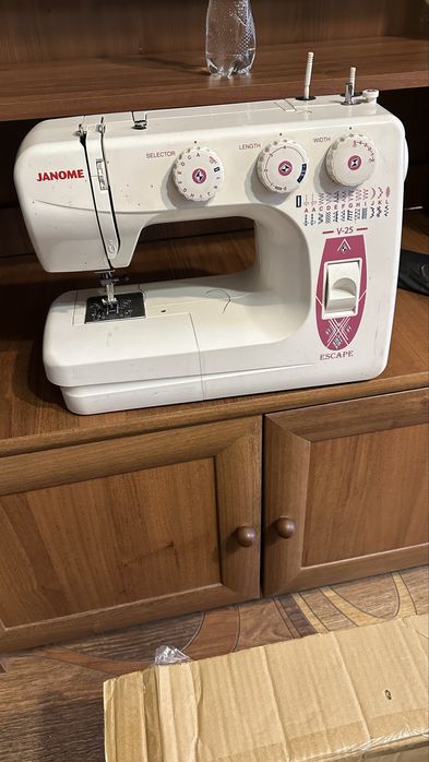 Швейна машинка Janome V-25 Escape