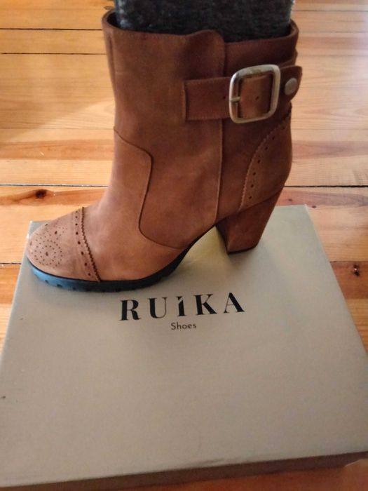 Botas castanhas da Ruika