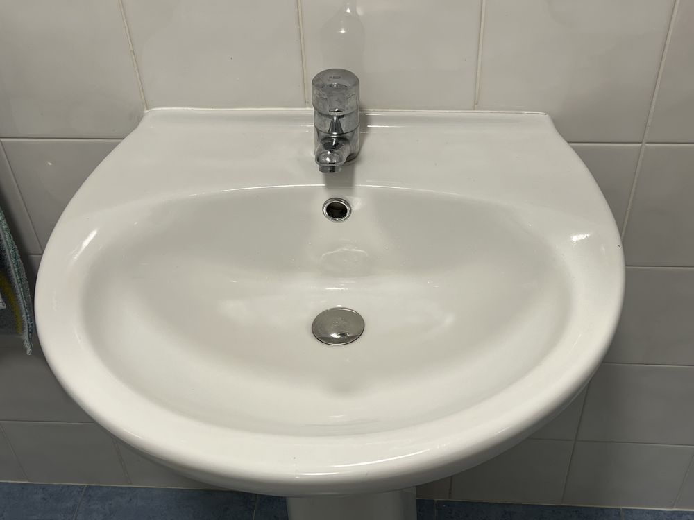 Conjunto de casa de banho (Lavatório com pé e torneira Roca + Espelho)