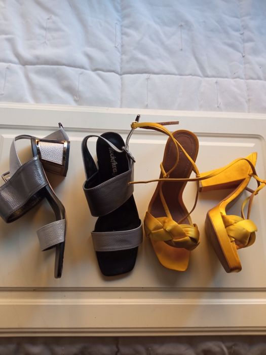 Sapatos botins e sandalias