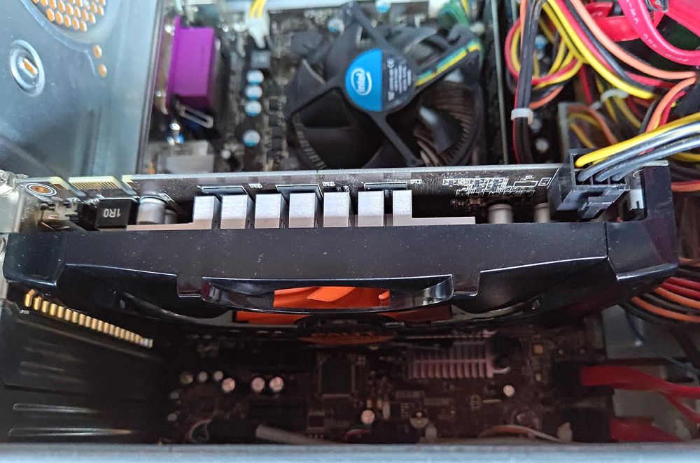 PC NTT i7-2600/8GB/GTX550Ti/SSD 250GB+HDD 1TB/WIN10PRO/ Monitor LG 22"