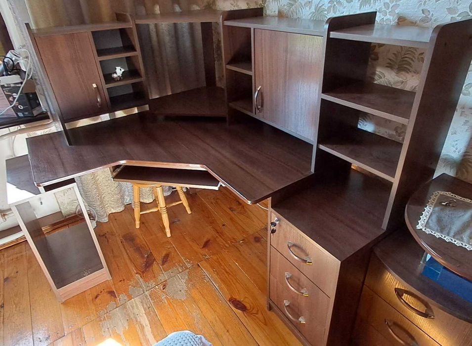 Стіл компьютерний з полицями і тумбочкою (кутовий)